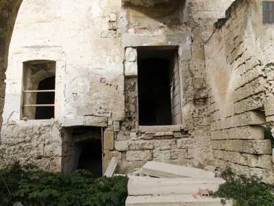 Nel cortile ci sono alcune costruzioni, molte inaccessibili perch� prive di scalini o per via di accessi murati